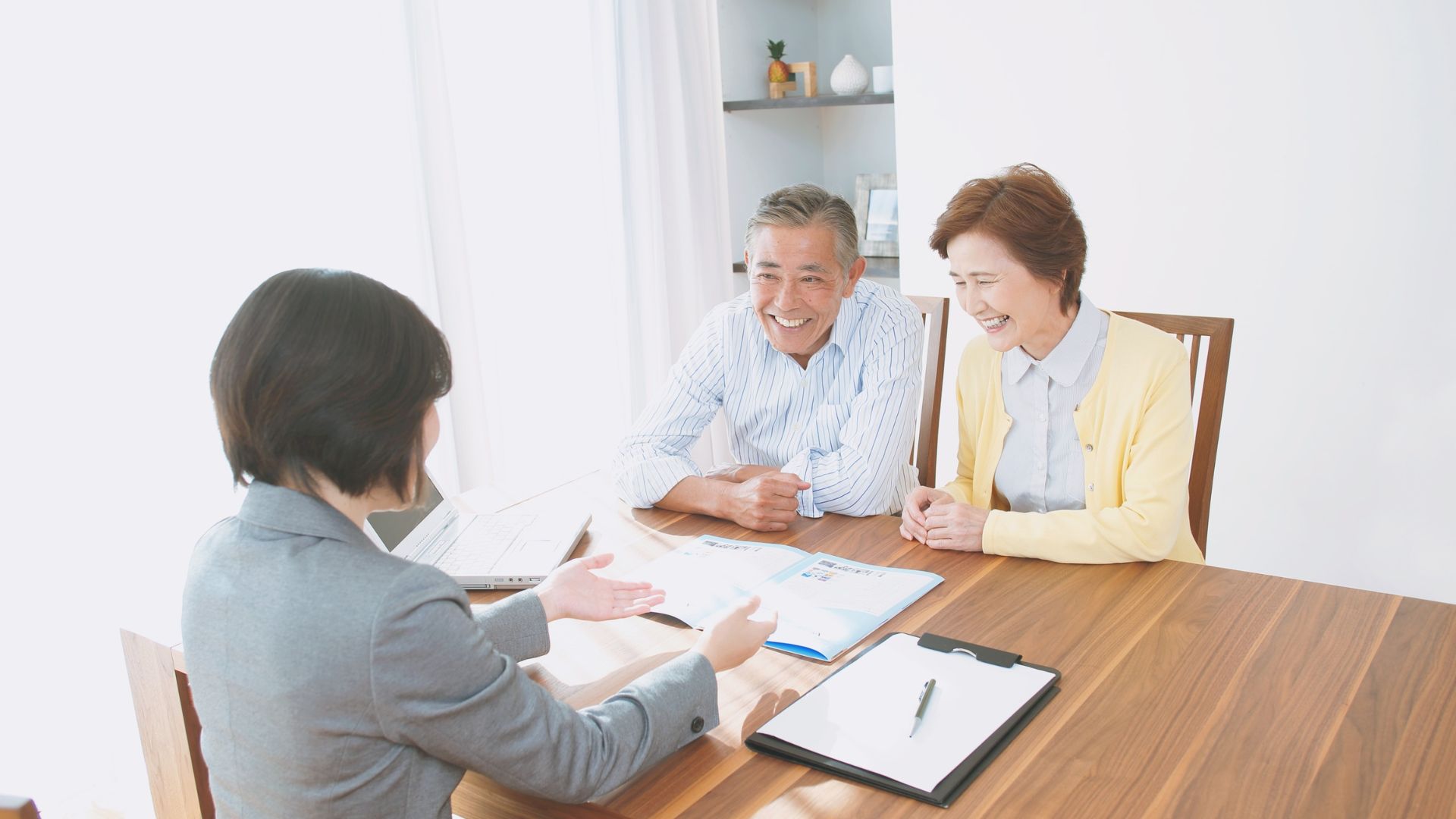 書類を見ながら相談する様子